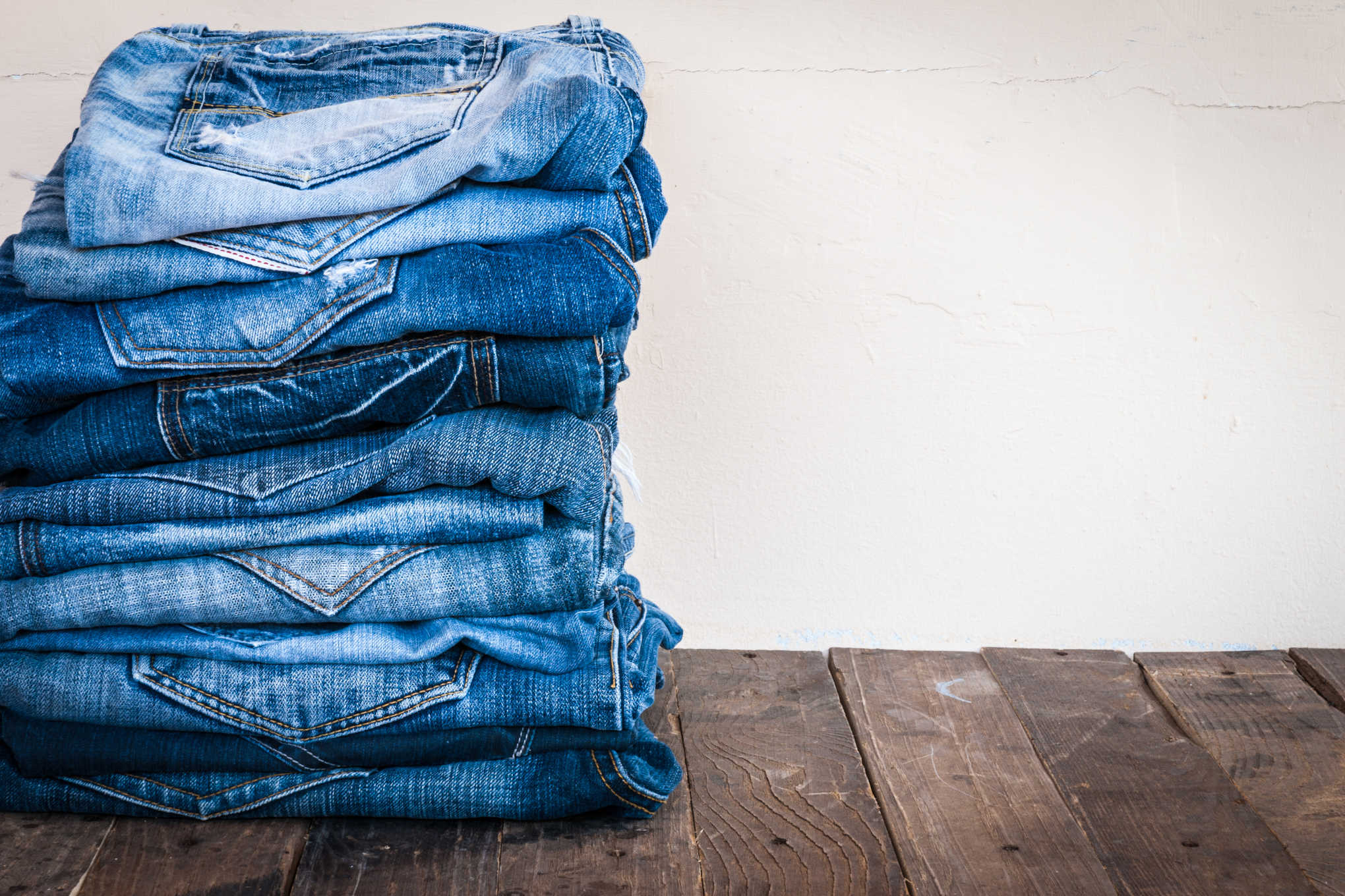 Puupenkillä on kasa farkkuja.