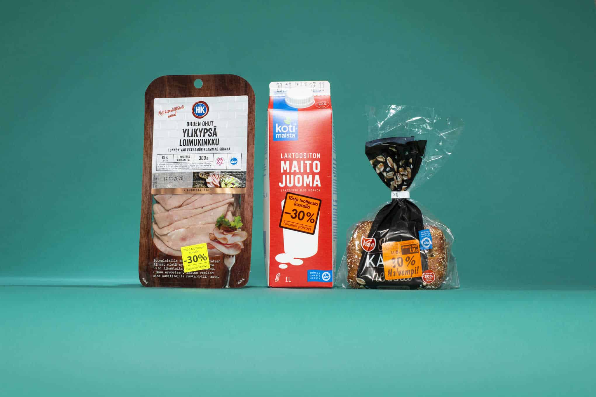 Elintarvikepakkauksia, joissa on alennus-tarroja.