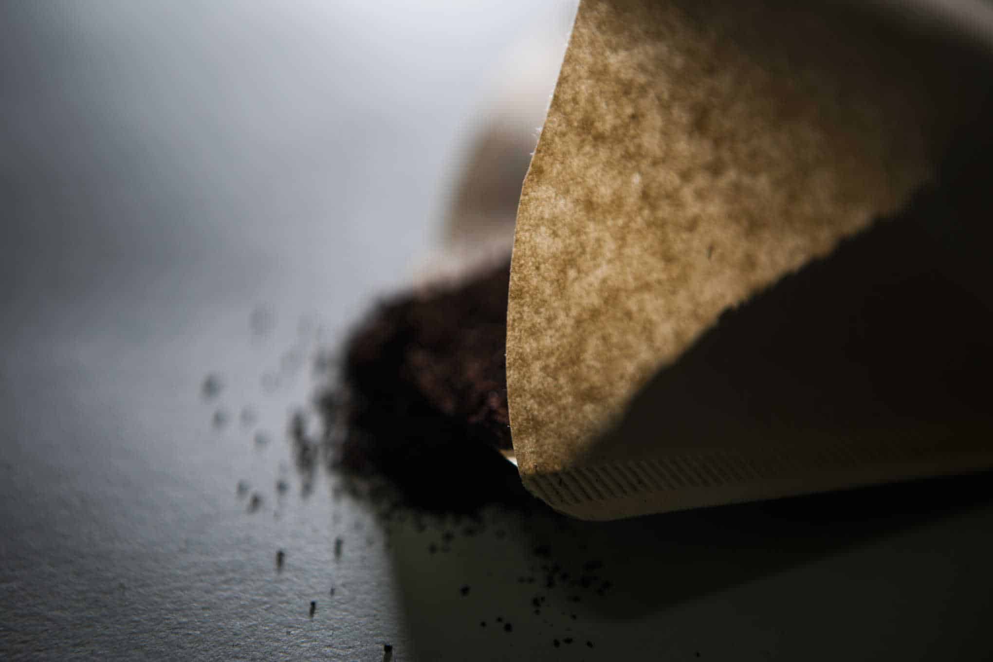 Suodatinpussi ja kahvinpuruja.