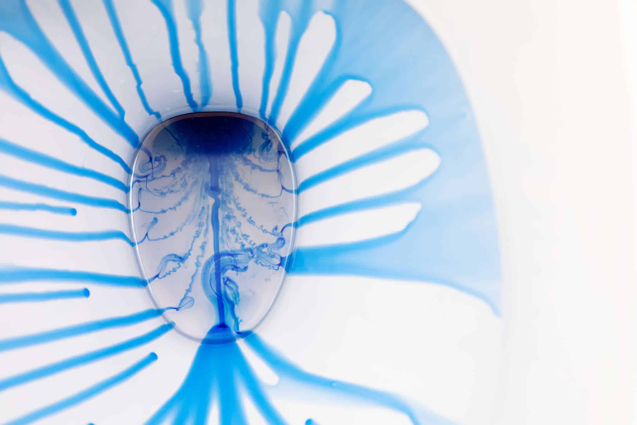 Vessanpönttö, jossa on puhdistusainetta.