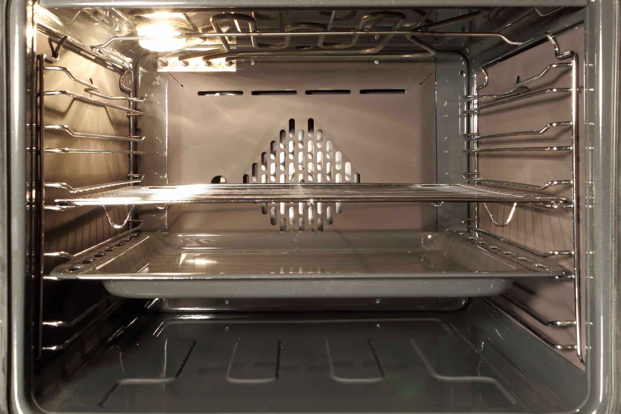 Uuni, jonka sisällä on uunipelti ja ritilä.