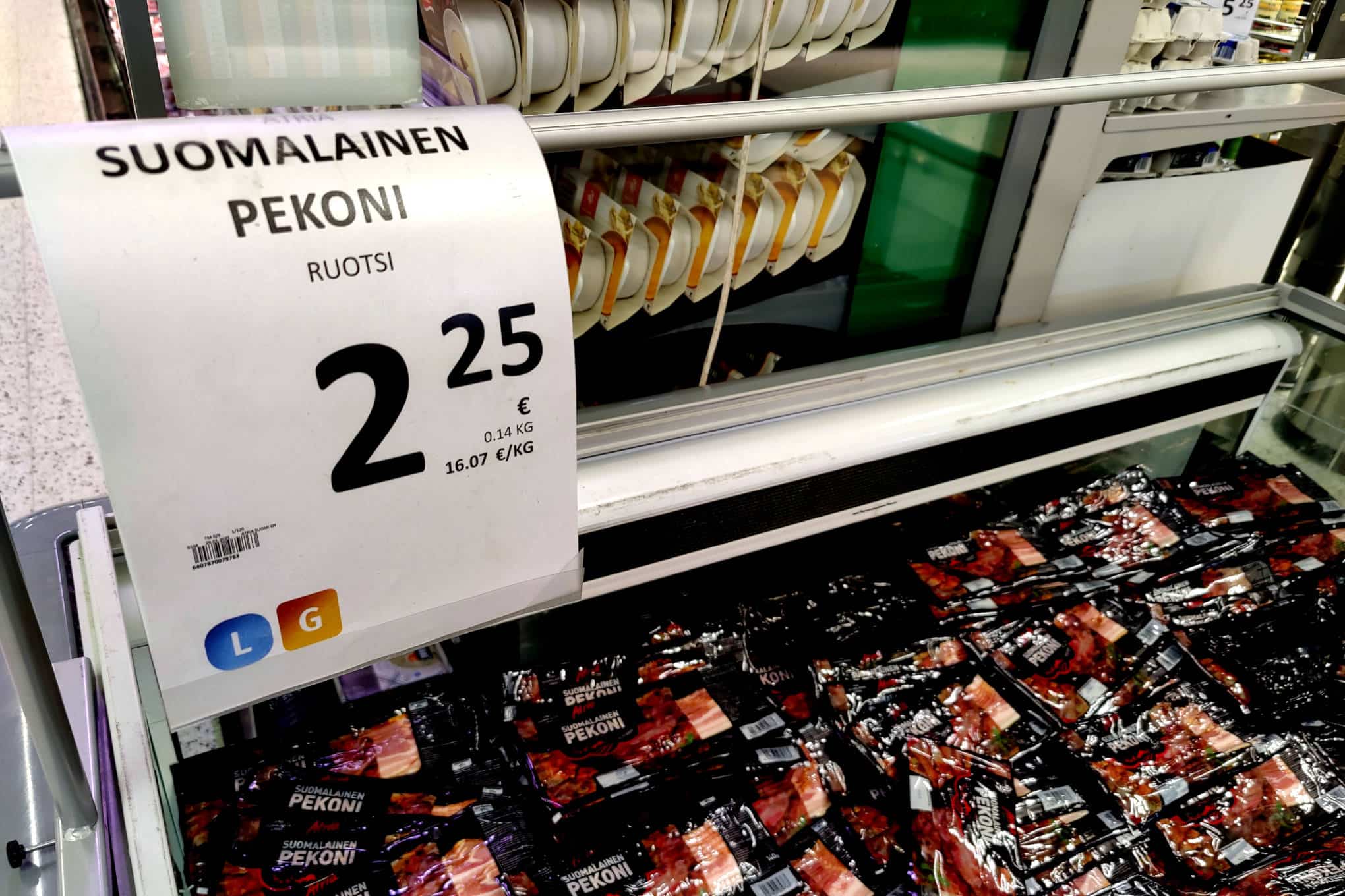 Suomalaista pekonia ja pekonin hintalappu ruokakaupassa.
