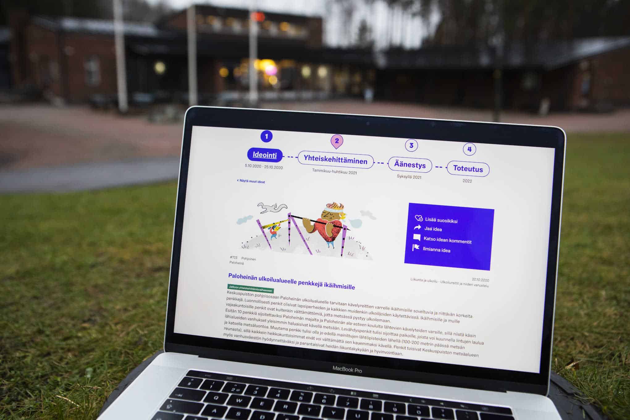 Kannettava tietokone on nurmikolla.