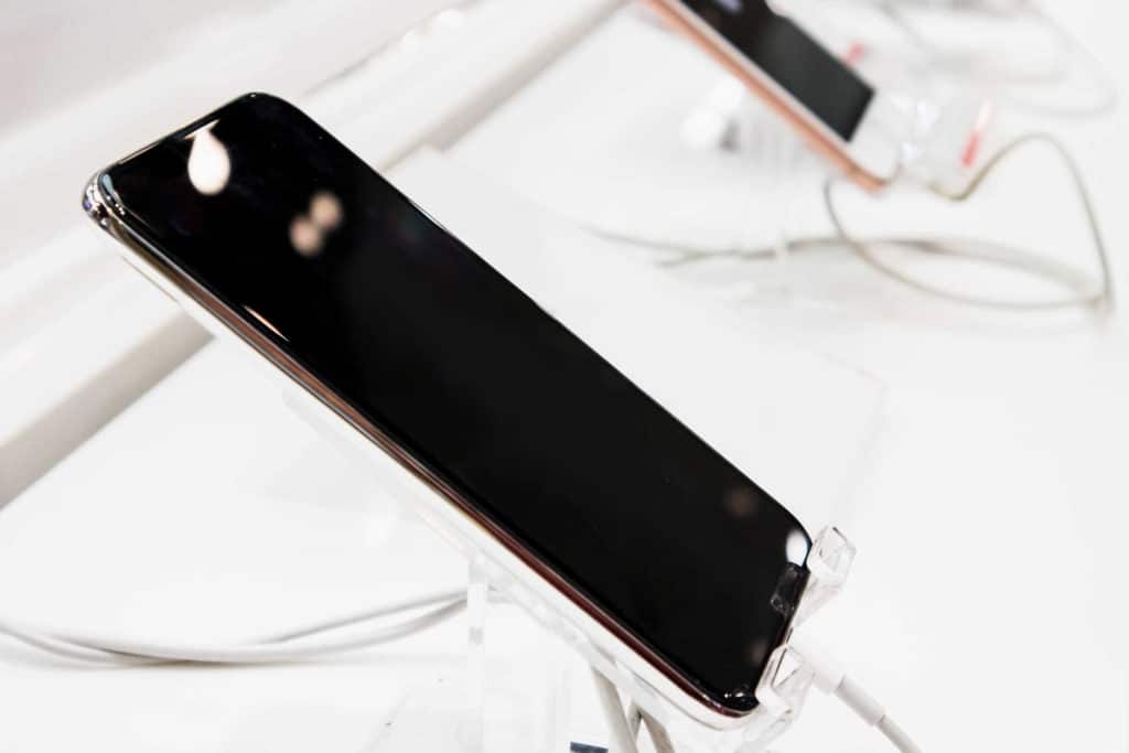 Älypuhelimia kaupassa.