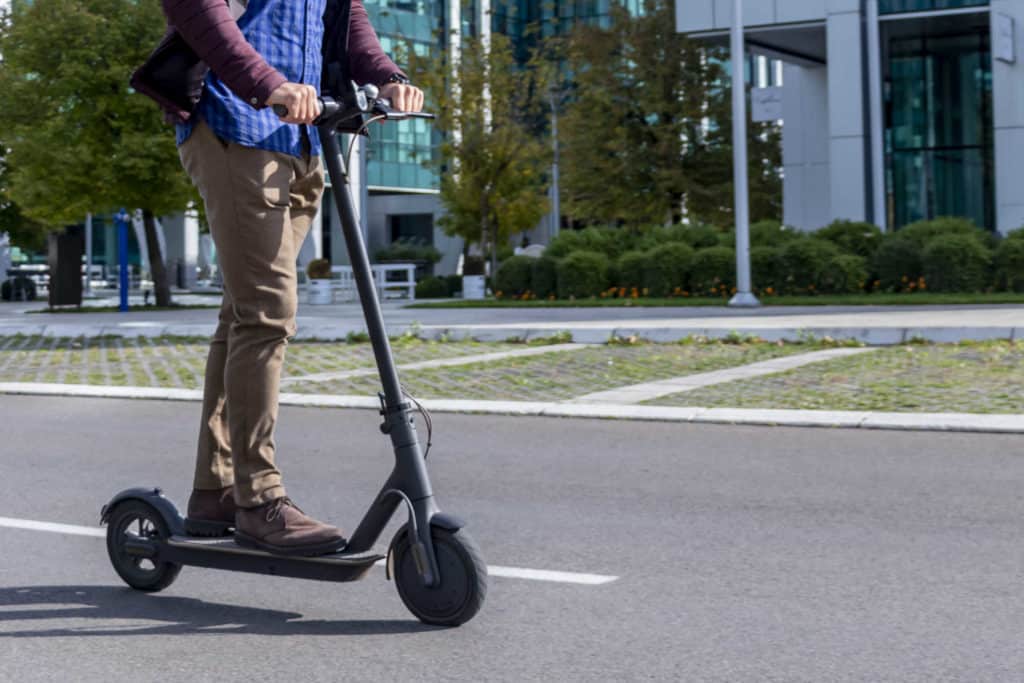 5 kysymystä sähköisistä liikkumisvälineistä: Saako sähköpotkulaudalla ajaa jalkakäytävällä?