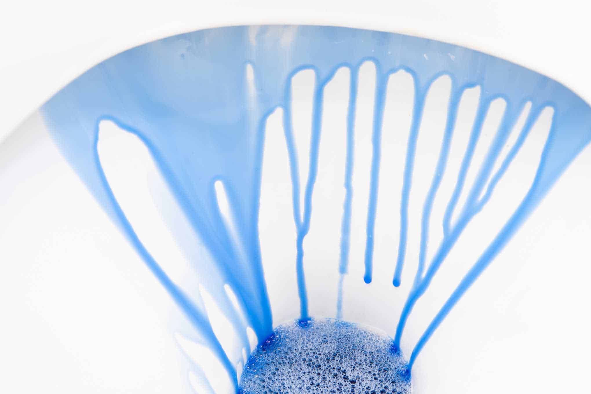 WC-pönttö, jossa on puhdistusainetta.