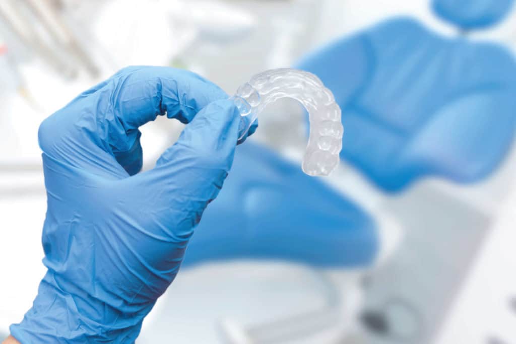 Mitä riskejä hampaiden oikomishoidossa on, ja kannattaako kalvo-oikomishoito? Selvitimme