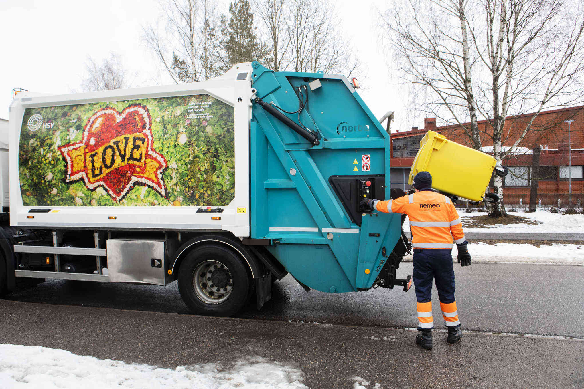 Jäteauto ja jäteauton kuljettaja.