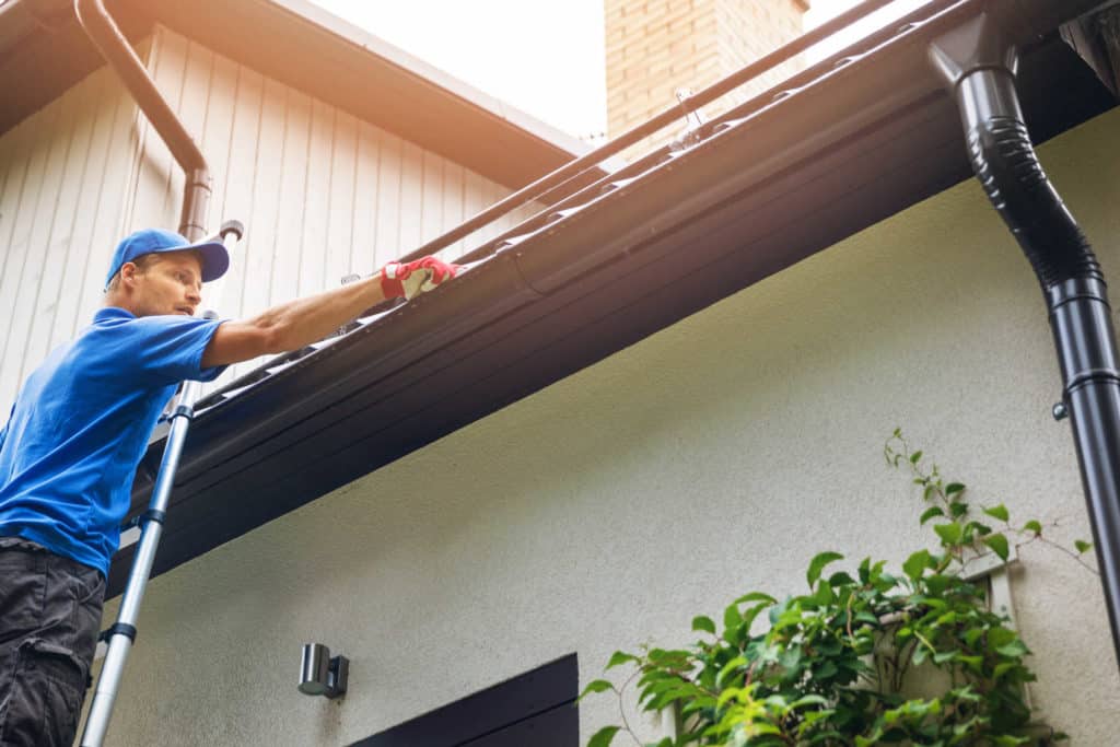 5 kysymystä vesikourujen huoltamisesta: Voiko reikiintyneet rännit paikata?