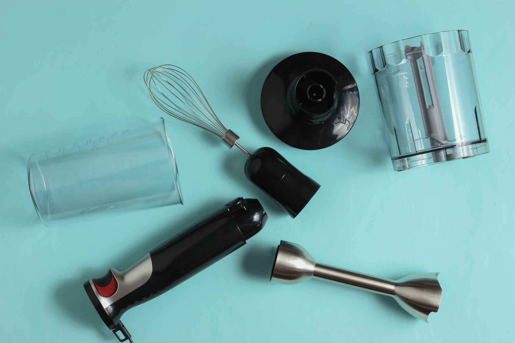 Sauvasekoitin ja sauvasekoittimen osia.