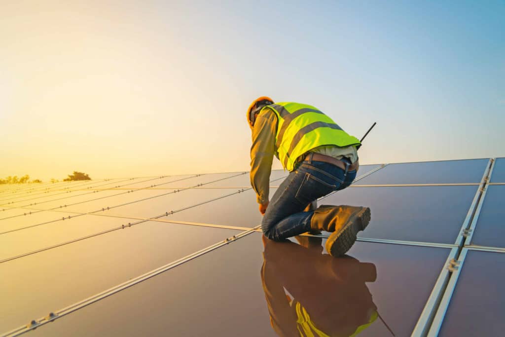 Voiko aurinkopaneeleilla säästää rahaa omakotitalossa tai mökillä? Selvitimme