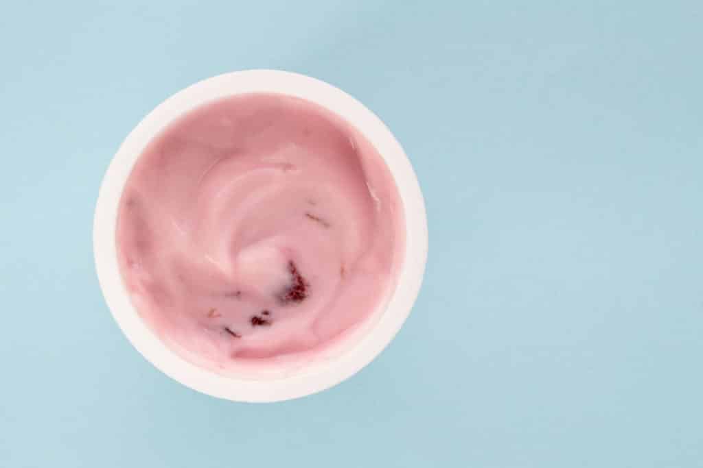 Valion jugurttipurkissa sokerin määräksi kerrotaan 5,6 tai 9,6 prosenttia – kumpi on totta?