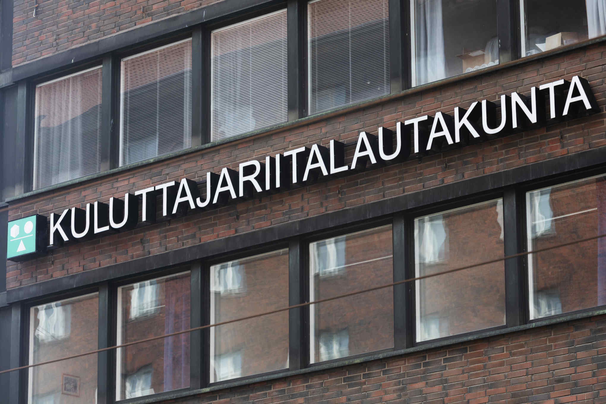 Rakennus, jonka seinässä lukee Kuluttajariitalautakunta.