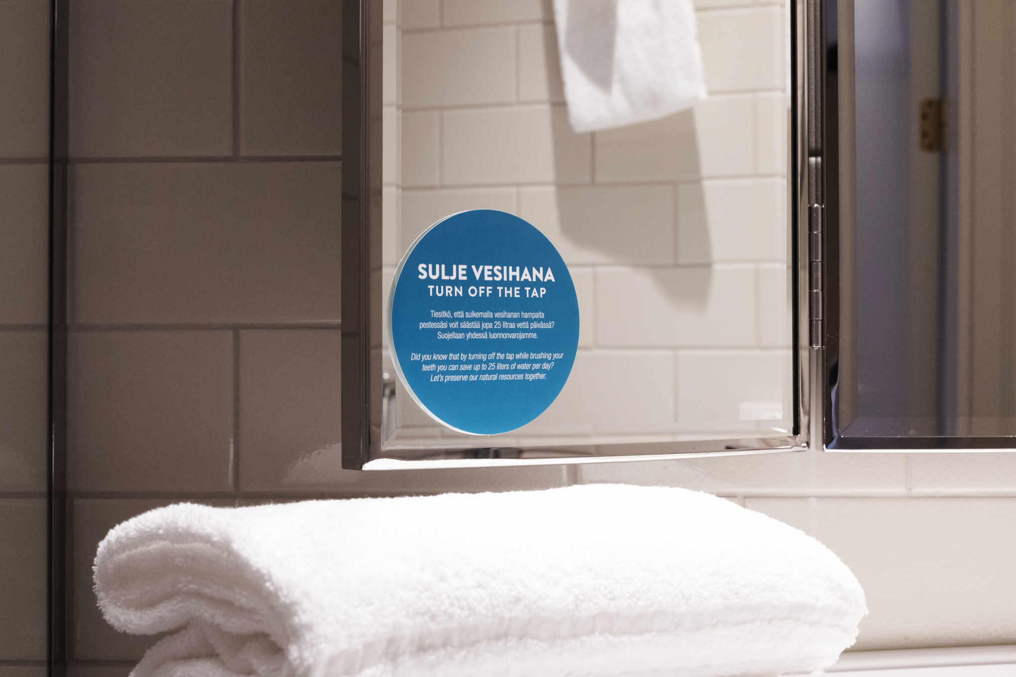 Pyyhe ja peilikaapin peili.