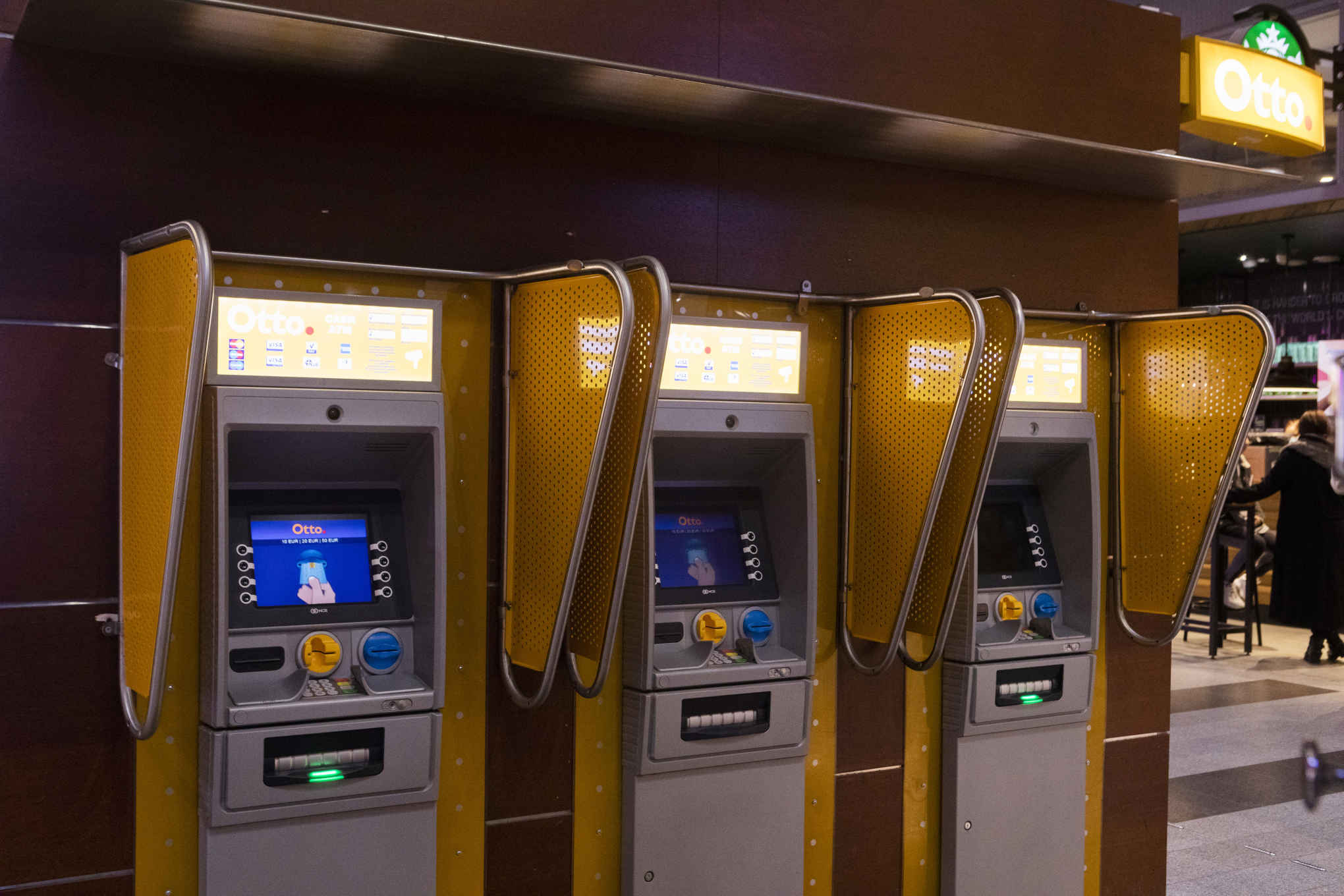 Kolme pankkiautomaattia.