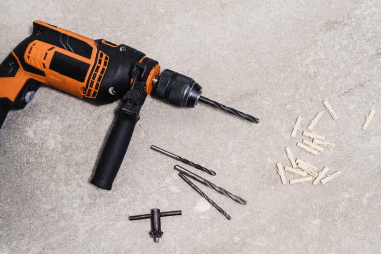 Johdollinen iskuporakone, poran teriä ja puutappeja.