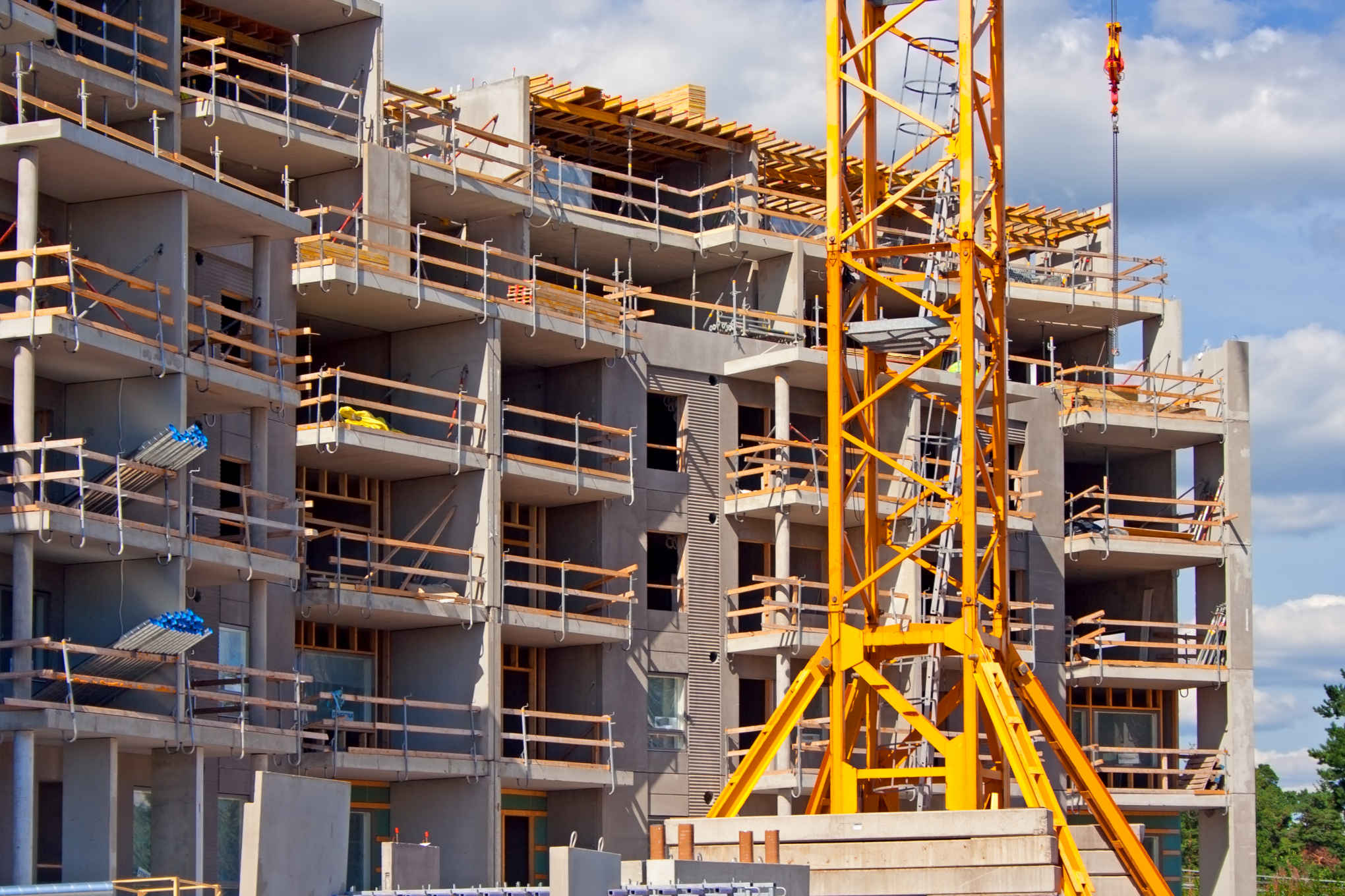 Rakennustyömaa, jossa rakennetaan kerrostaloa.