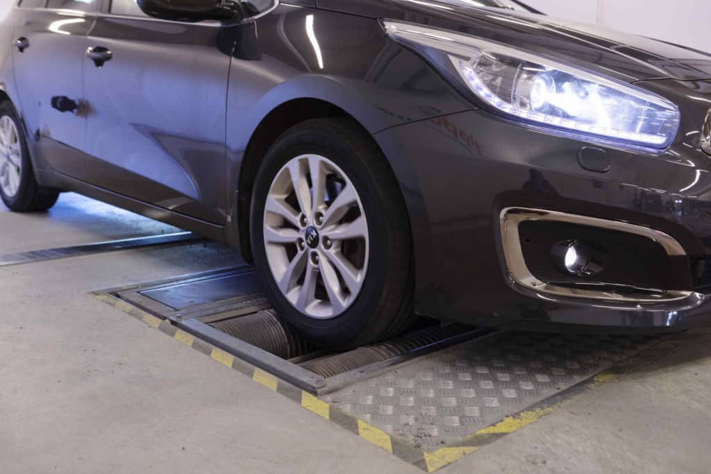 Auto, joka on metallilevyn päällä.