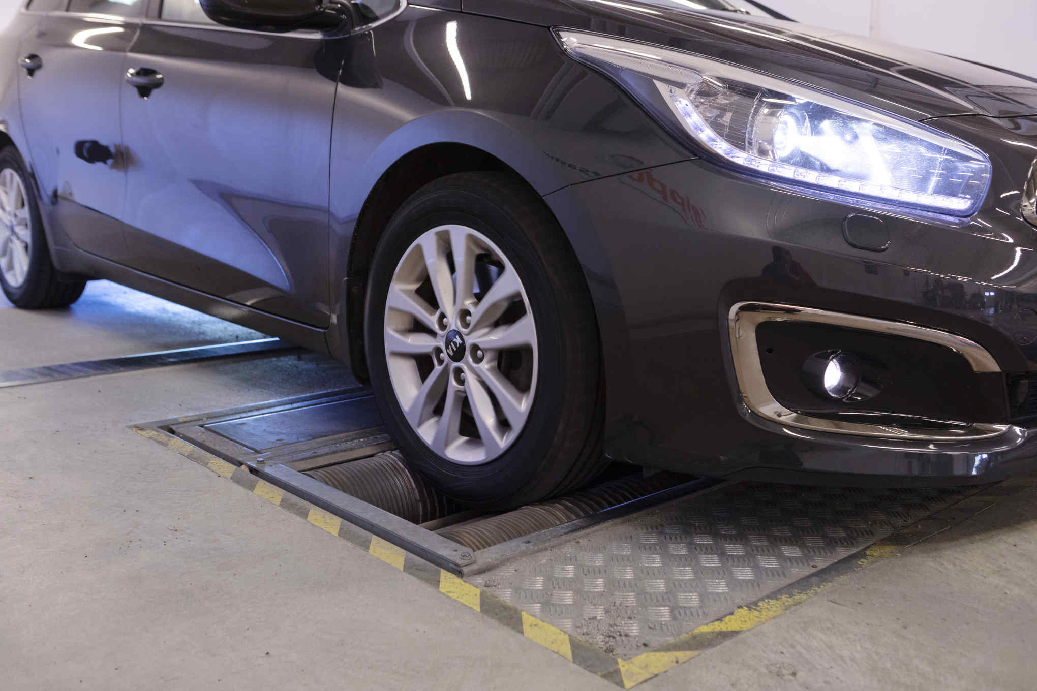 Auto, joka on metallilevyn päällä.