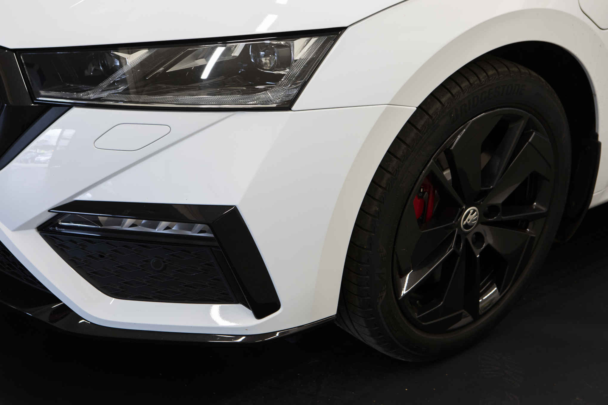 Auton etupuskuri ja rengas.