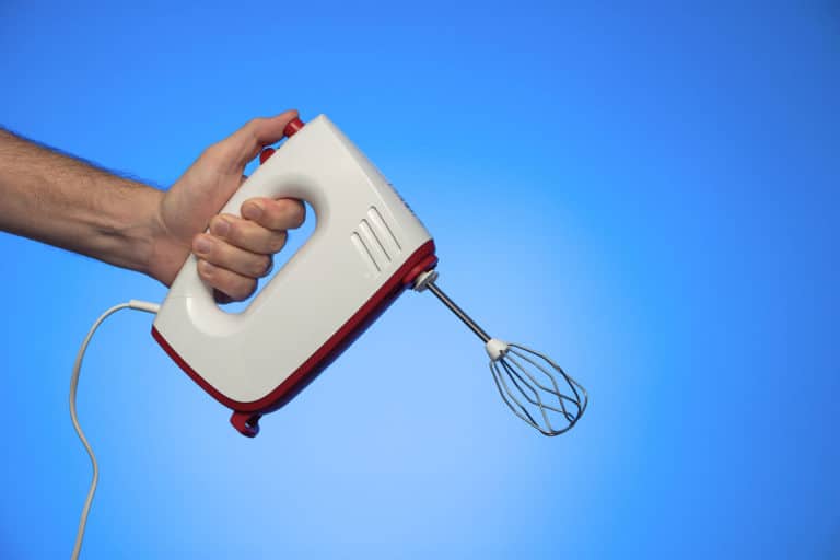 Henkilö pitää kädessään sähkövatkainta.