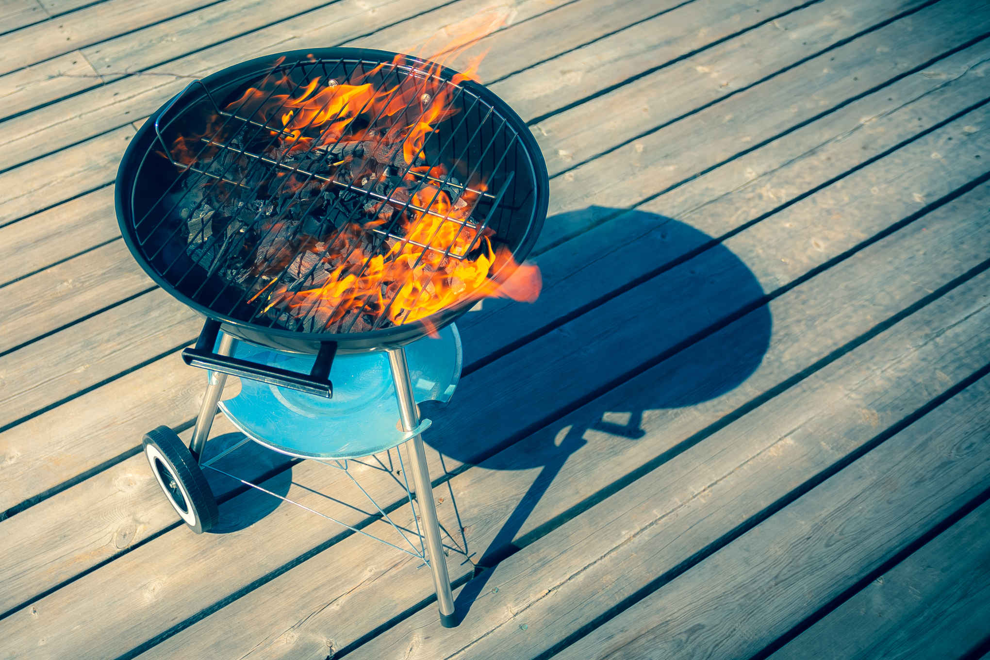 Palava hiiligrilli puuterassilla.