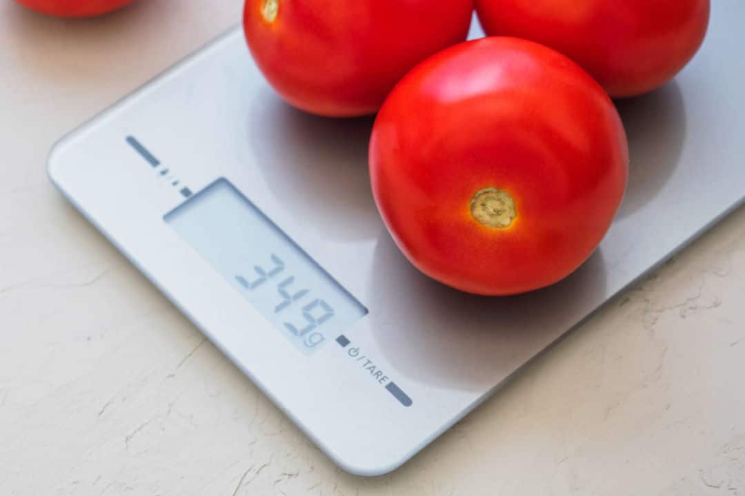 Tomaatteja keittiövaa'an päällä.