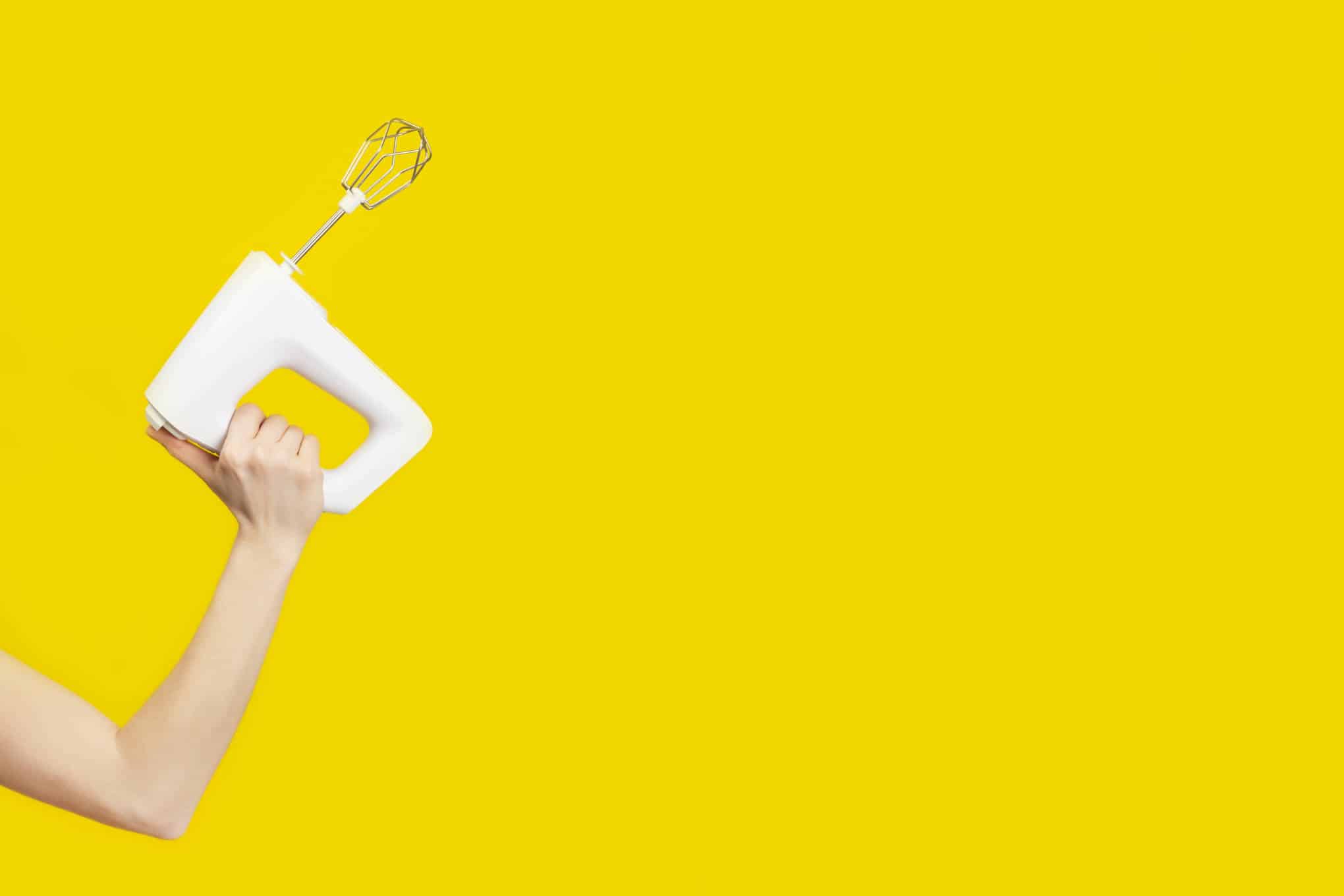 Henkilö pitää kädessään sähkövatkainta.