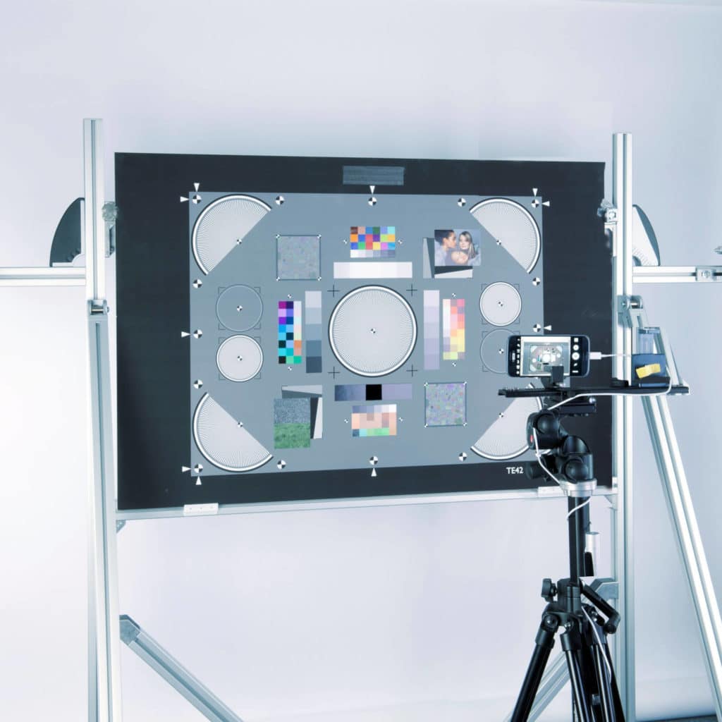 Puhelin ja testauslaitteistoa laboratoriossa.