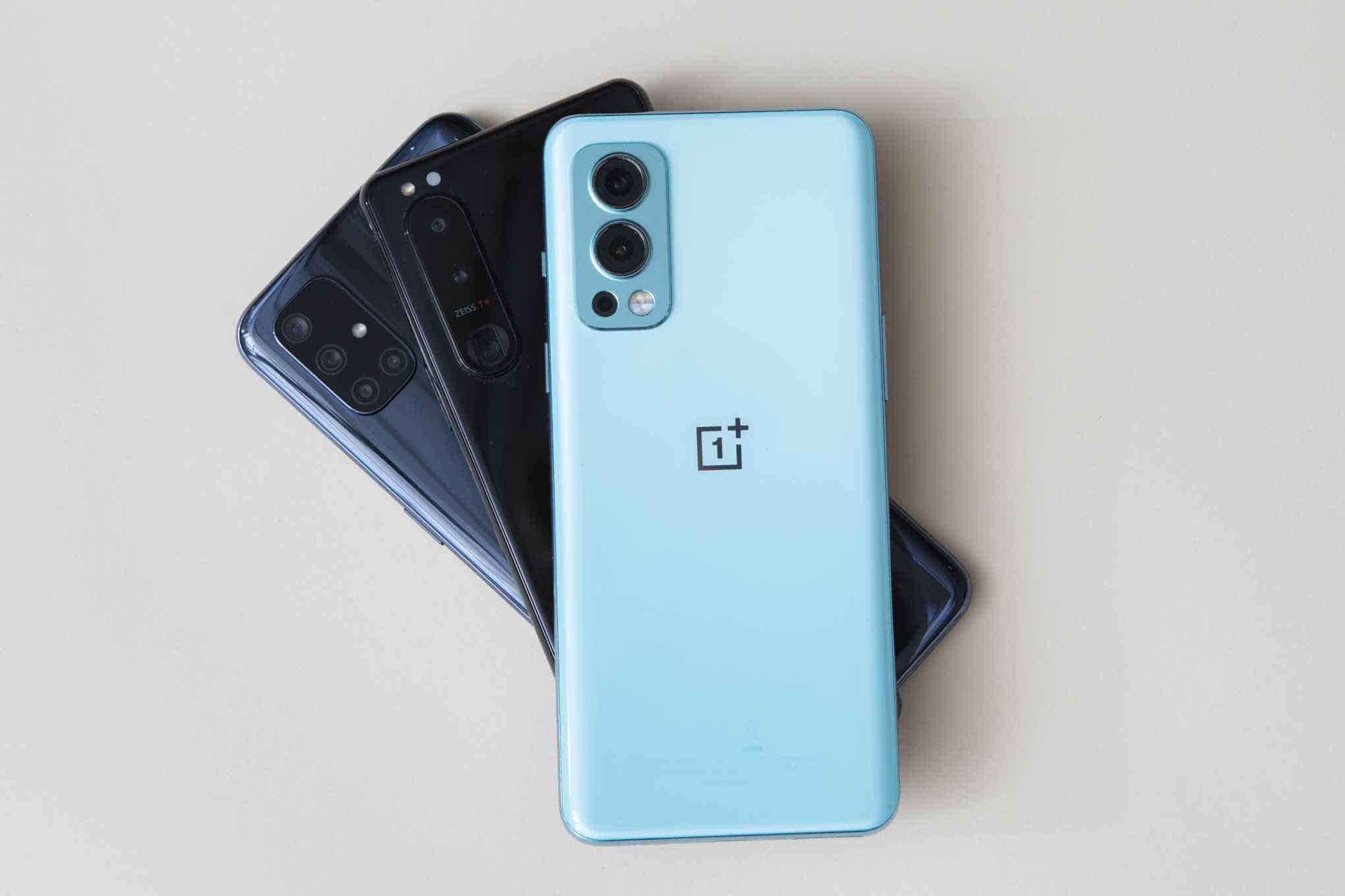 Kolme älypuhelinta, jotka on pinottu päällekkäin.