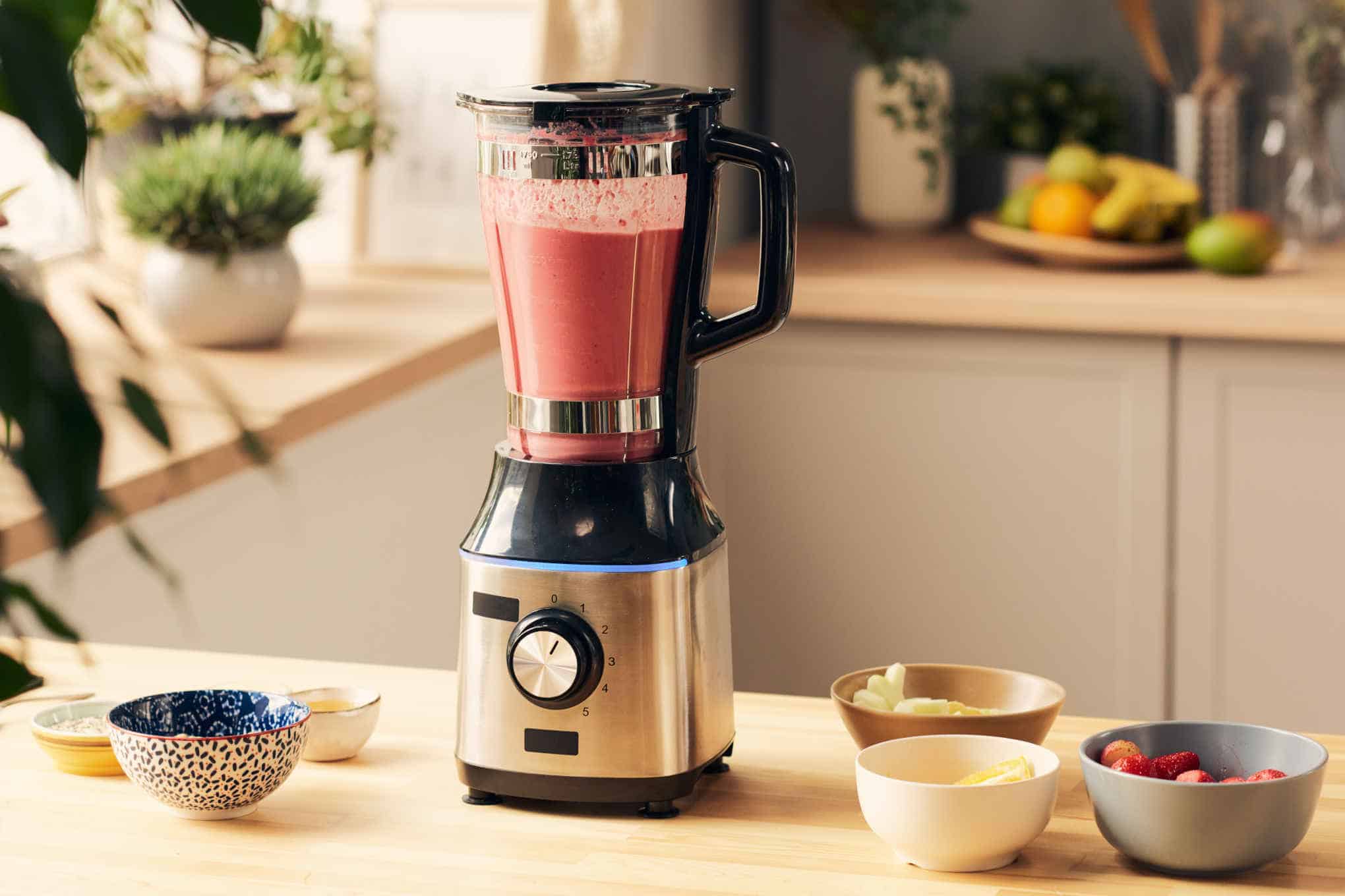 Tehosekoitin, jossa on punaista smoothieta.