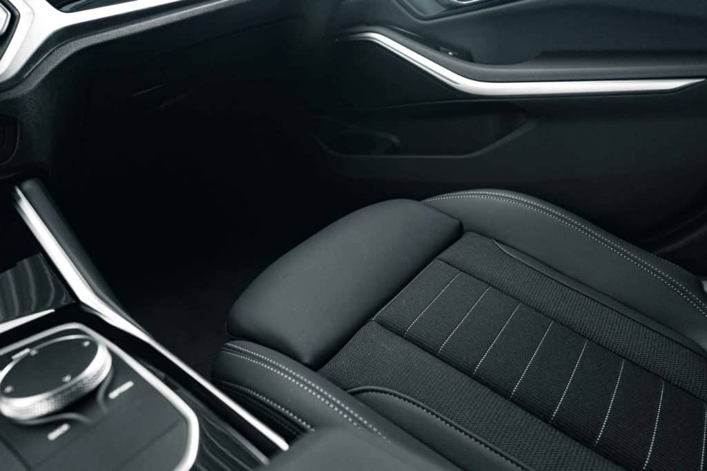 Lukijakysymys: Onko hyväksyttävää, että vähän ajetun auton penkki on kulunut?