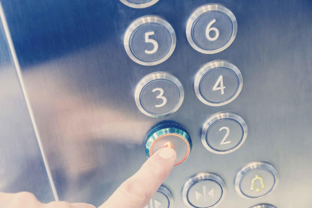 Lukijakysymys: Voiko taloyhtiö laskuttaa hissin rikkoutumisesta?