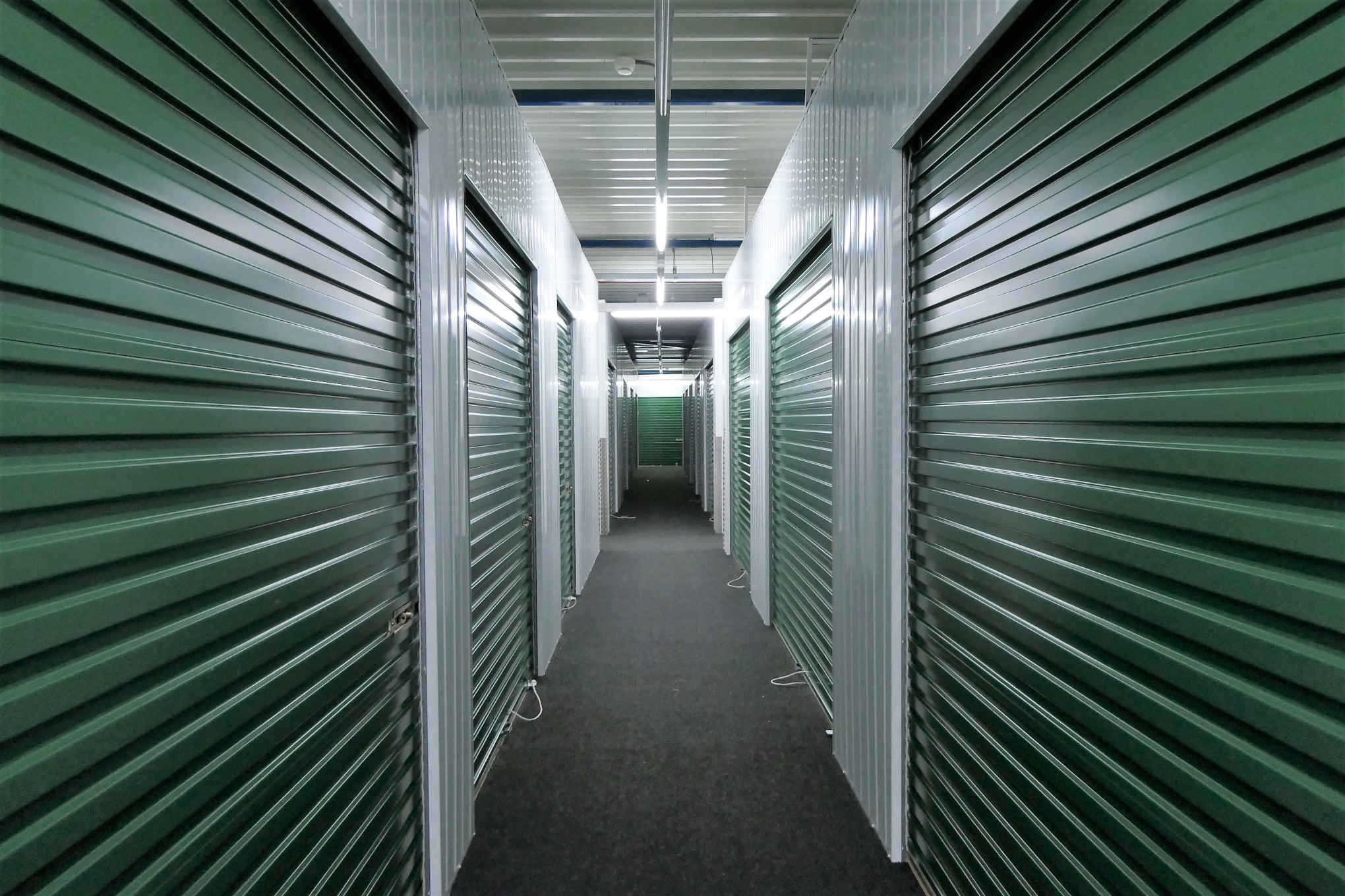 Kuva varastohallista, jossa on useita erillisiä varastoja.