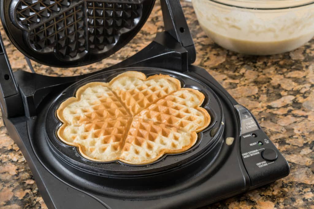 Vohveliraudan päällä on paistettu vohveli.