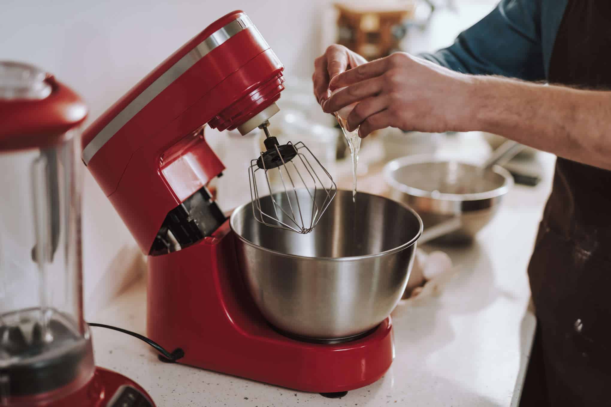 Henkilö valmistaa ruokaa yleiskoneella.