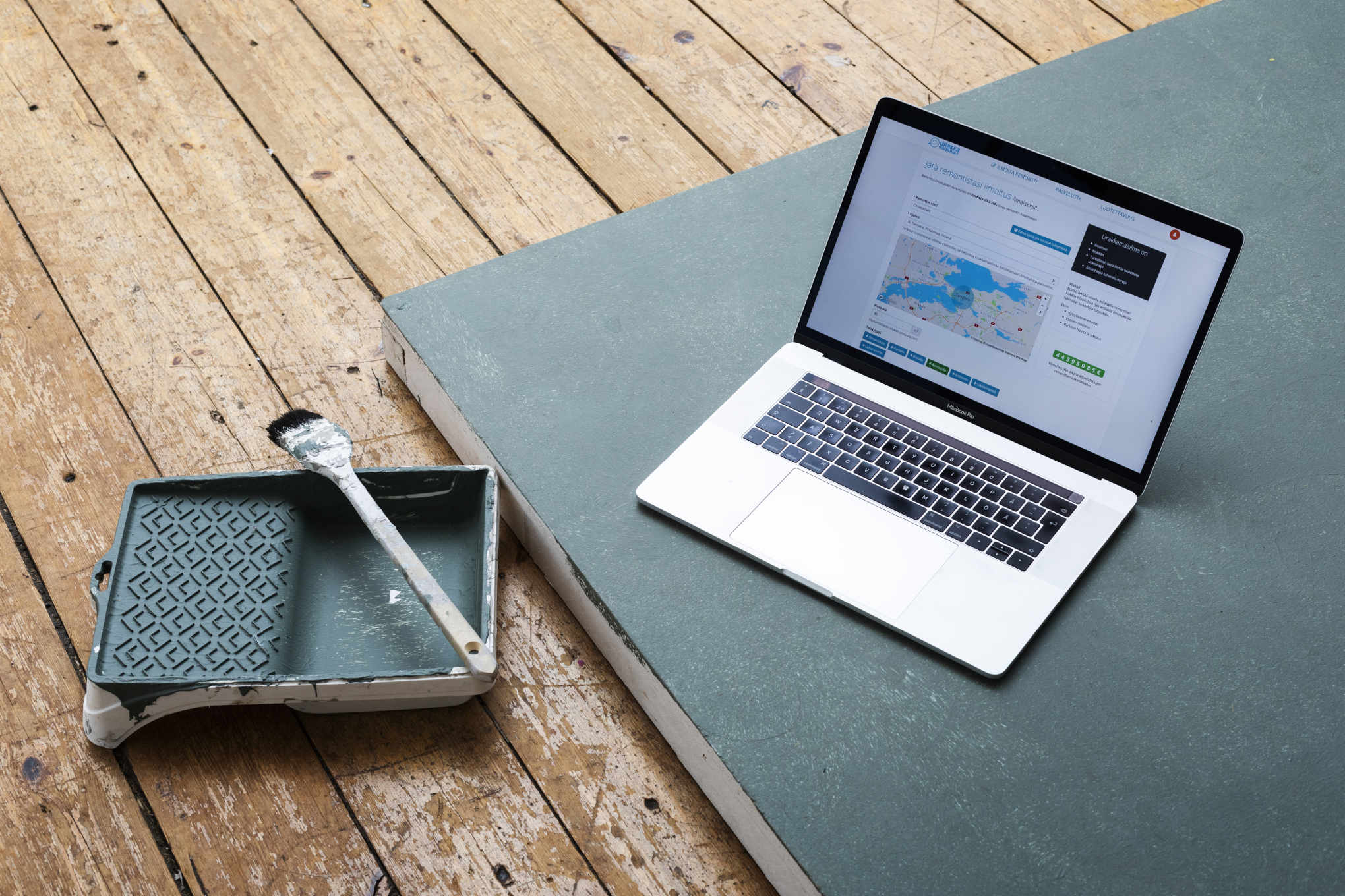 Terassilla on tietokone ja maalaustarvikkeita.