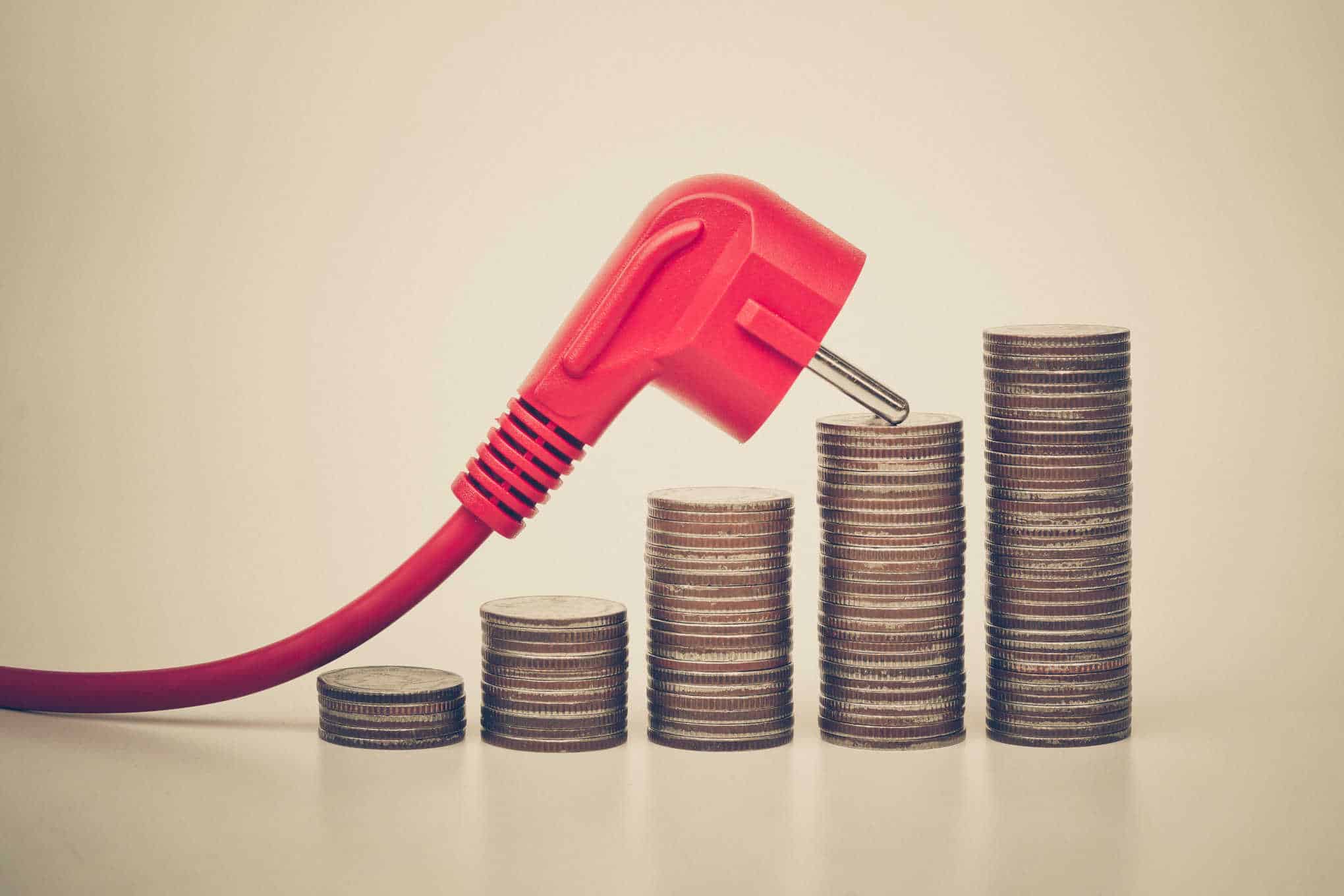 Kolikkopinoja ja sähköjohto.