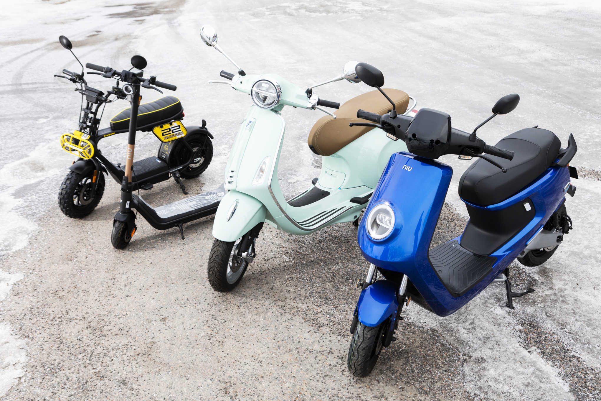 Skoottereita ja sähköpotkulautoja.