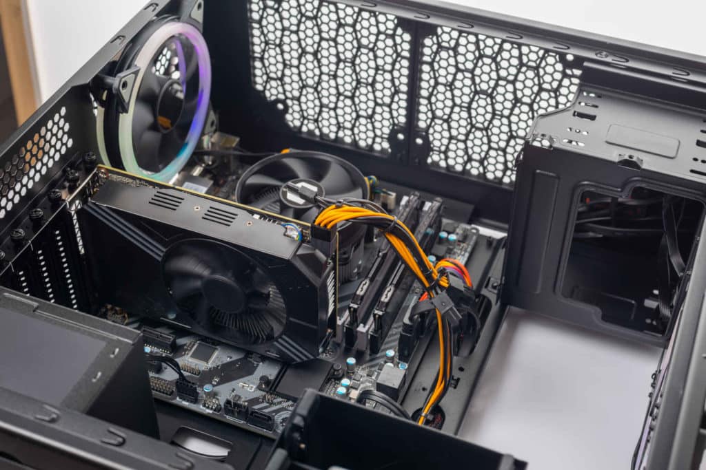 Lukijakysymys: Raukeaako takuu, jos kuluttaja vaihtaa tietokoneeseen osia?