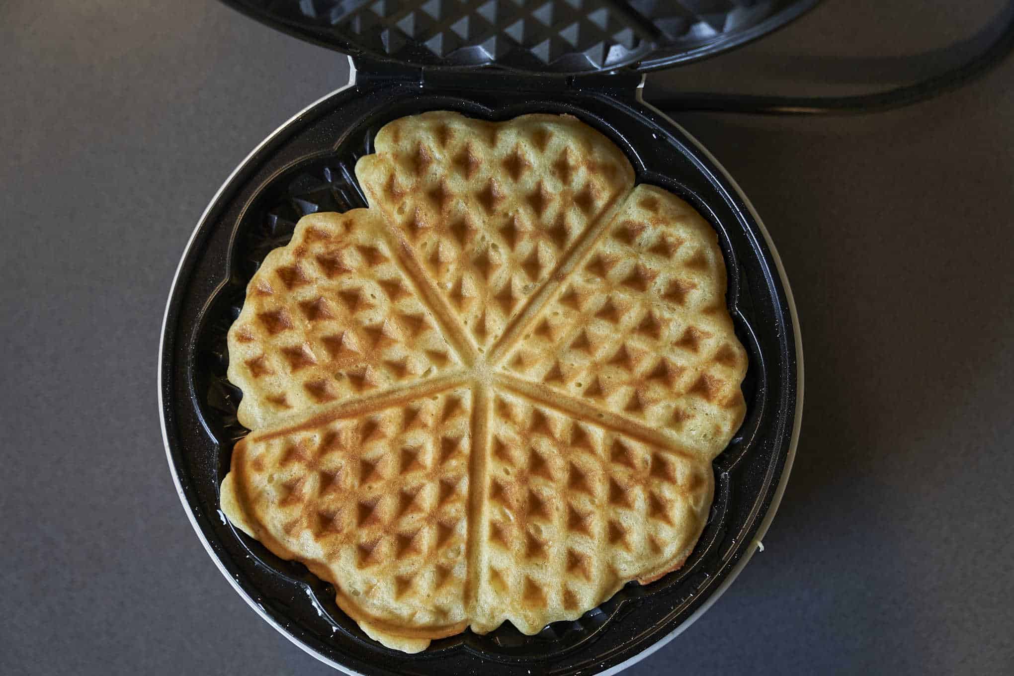 Vohveli vohveliraudassa.