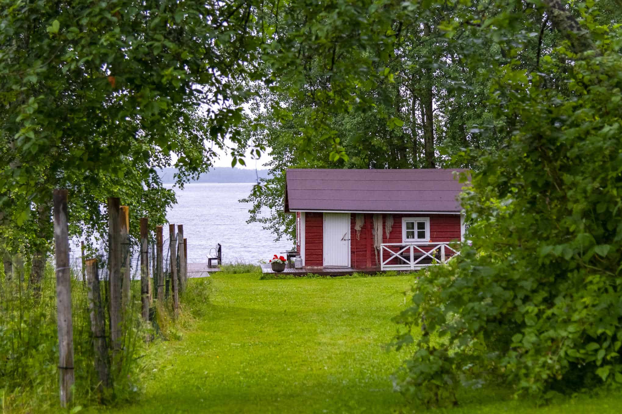 Mökki järven rannalla.