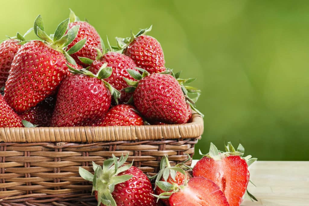 Mitä eroa on litrahinnalla ja kilohinnalla? Torilla myydään mansikoita, perunoita ja kanttarelleja molemmilla hinnoilla