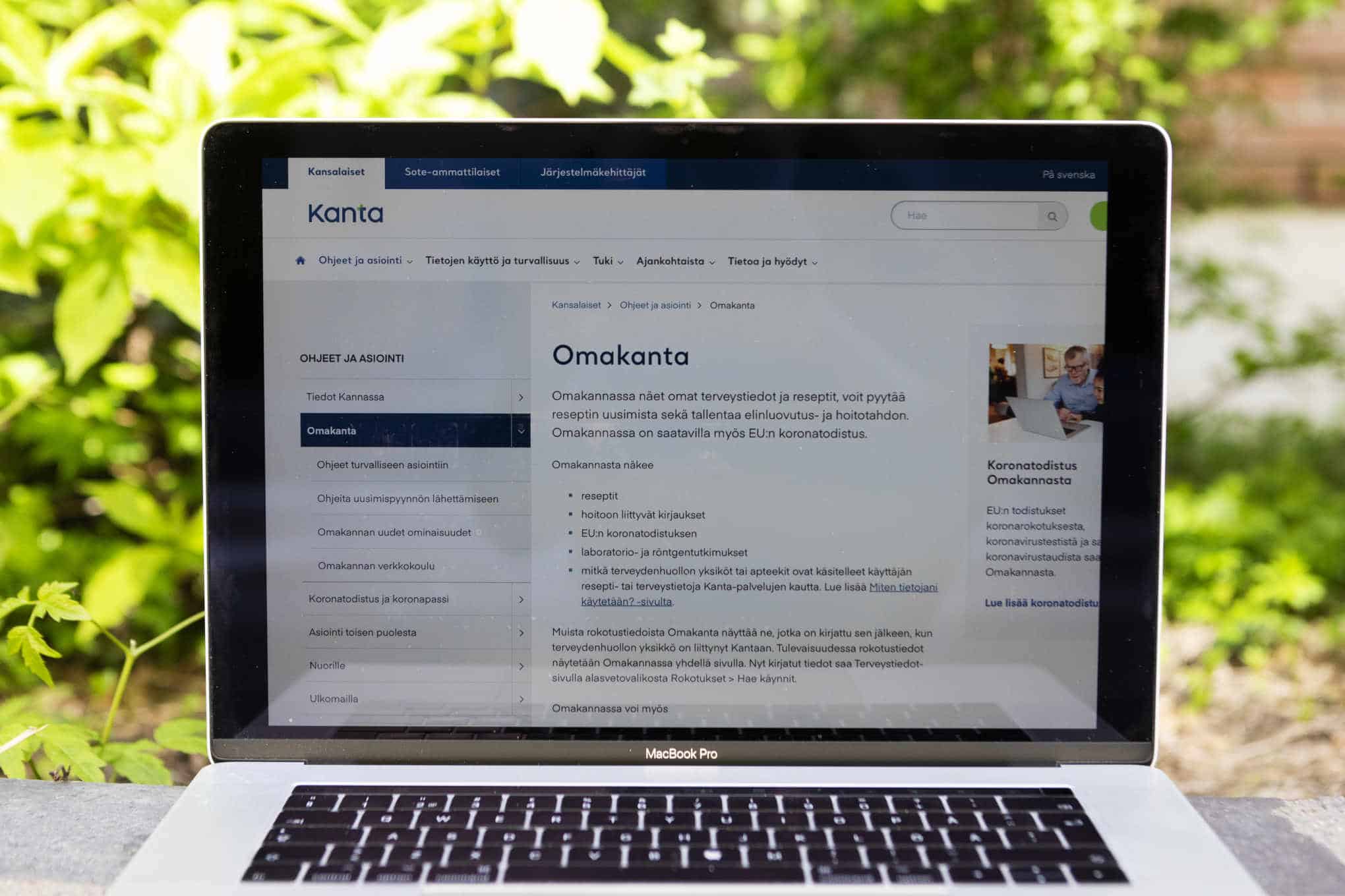 Tietokone, jonka näytöllä on Omakannan sivut.