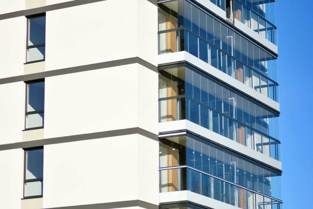 5 kysymystä: Kenen vastuulla parvekelasitukset ovat?