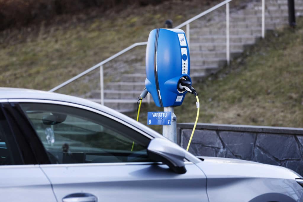 Miten sähköauton latauspisteen voi asentaa? Otimme selvää