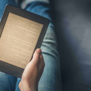 Henkilö lukemassa e-kirjaa.