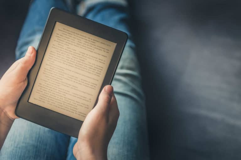 Henkilö lukemassa e-kirjaa.
