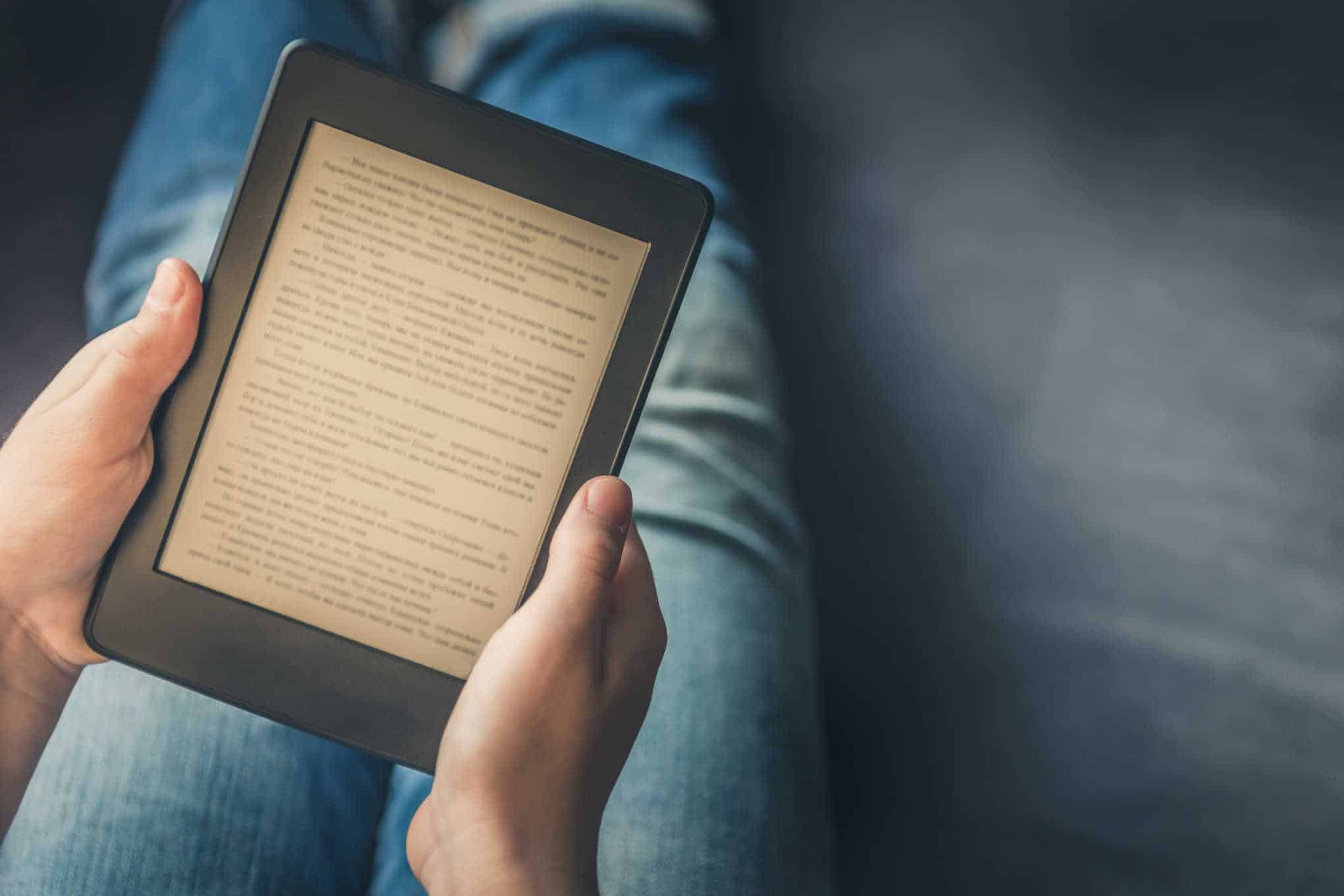 Henkilö lukemassa e-kirjaa.