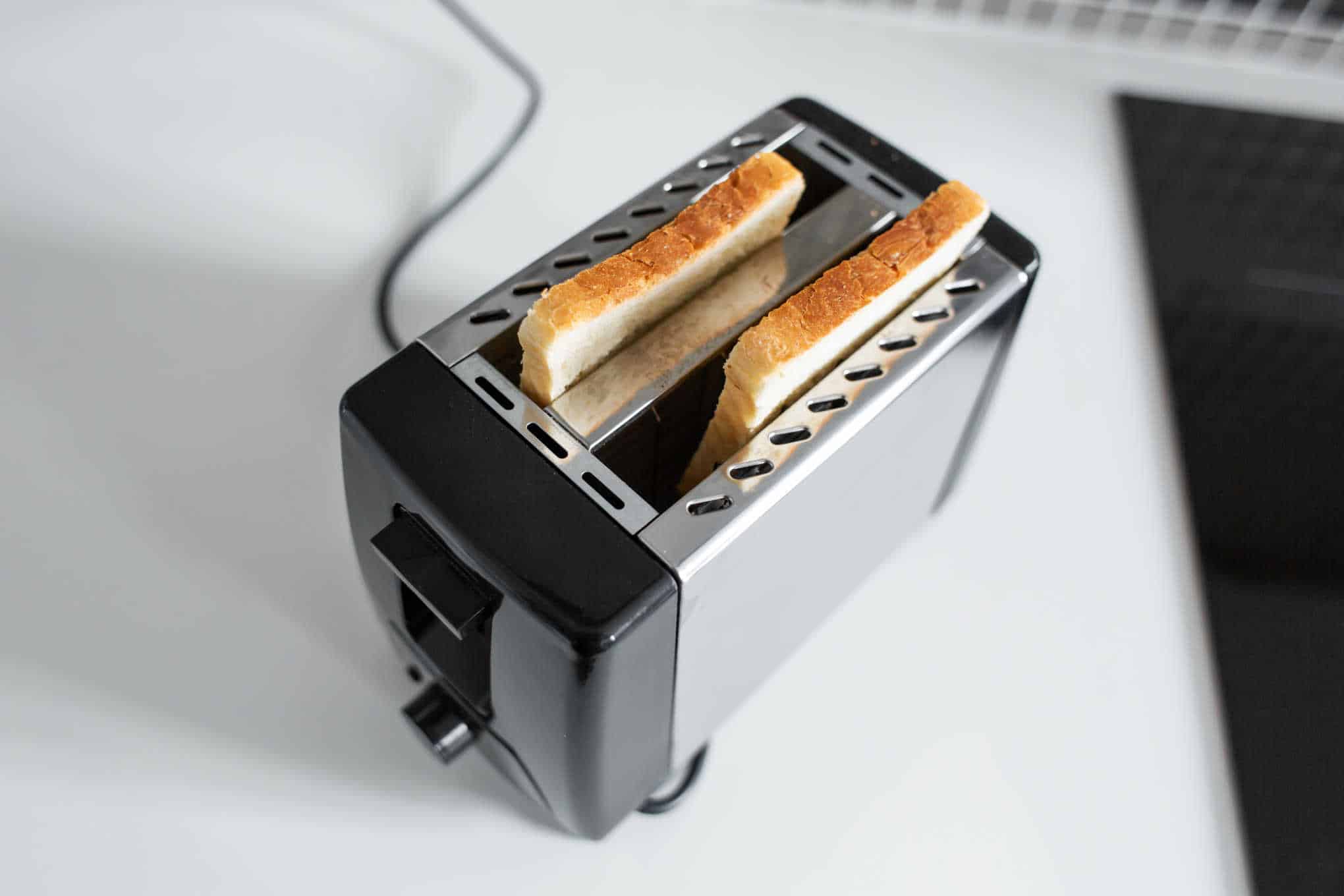 Leivänpaahdin, jossa on kaksi paahtoleipäviipaletta.